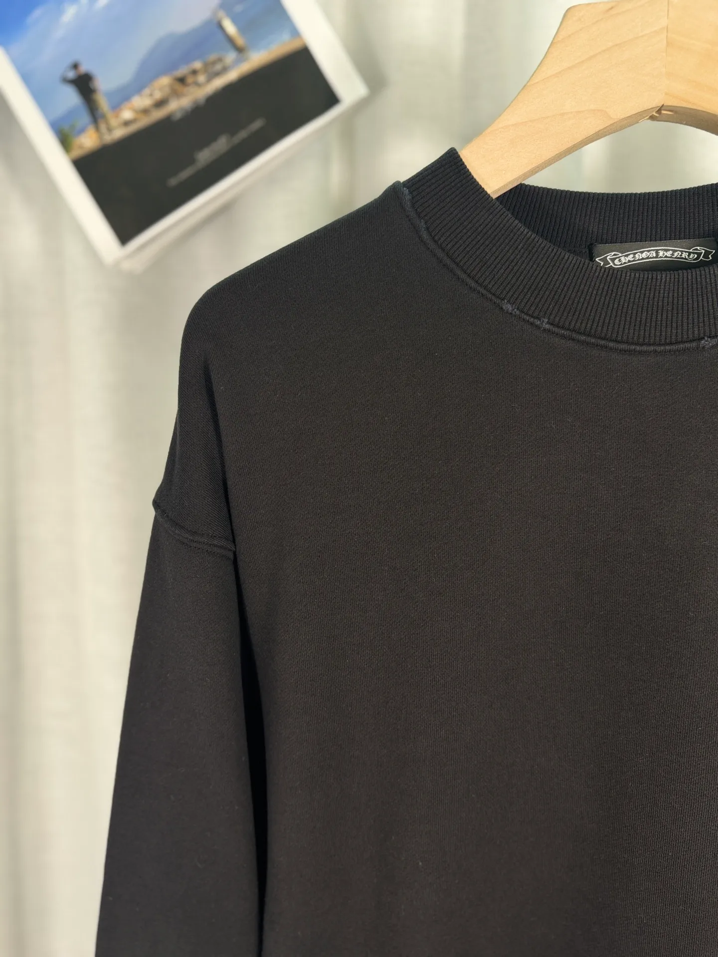 P270 top version, real shot without P, ​​different from market currency) 𝗖𝗵𝗿𝗼𝗺𝗲 𝗛𝗲𝗮𝗿𝘁𝘀/Cro Xin 2025 Bi Wen Dyed and Worn Autumn and Winter New Original Single Counter American Laser Burnt Bi Wen Dyed and Worn Couple Casual Sweater 👑The highest version! Customized fabric 430g tripe terry fabric! American acid washed distressed original denim with burnt flowers ✟appliqué embroidery and exquisite embroidery of letters! The best-selling model in the counter, very comfortable to wear. Accessories: original molded and authenticated collar label➕100% silk wash label. Genuine purchase-grade original hangtag➕matching hanging rope➕3D hanging beads➕original packaging bag. Craftsmanship: The original version has consistent wiring! The highest version of the armhole matching technique! Color: White Black Size: S M L XL Style No.: 9327